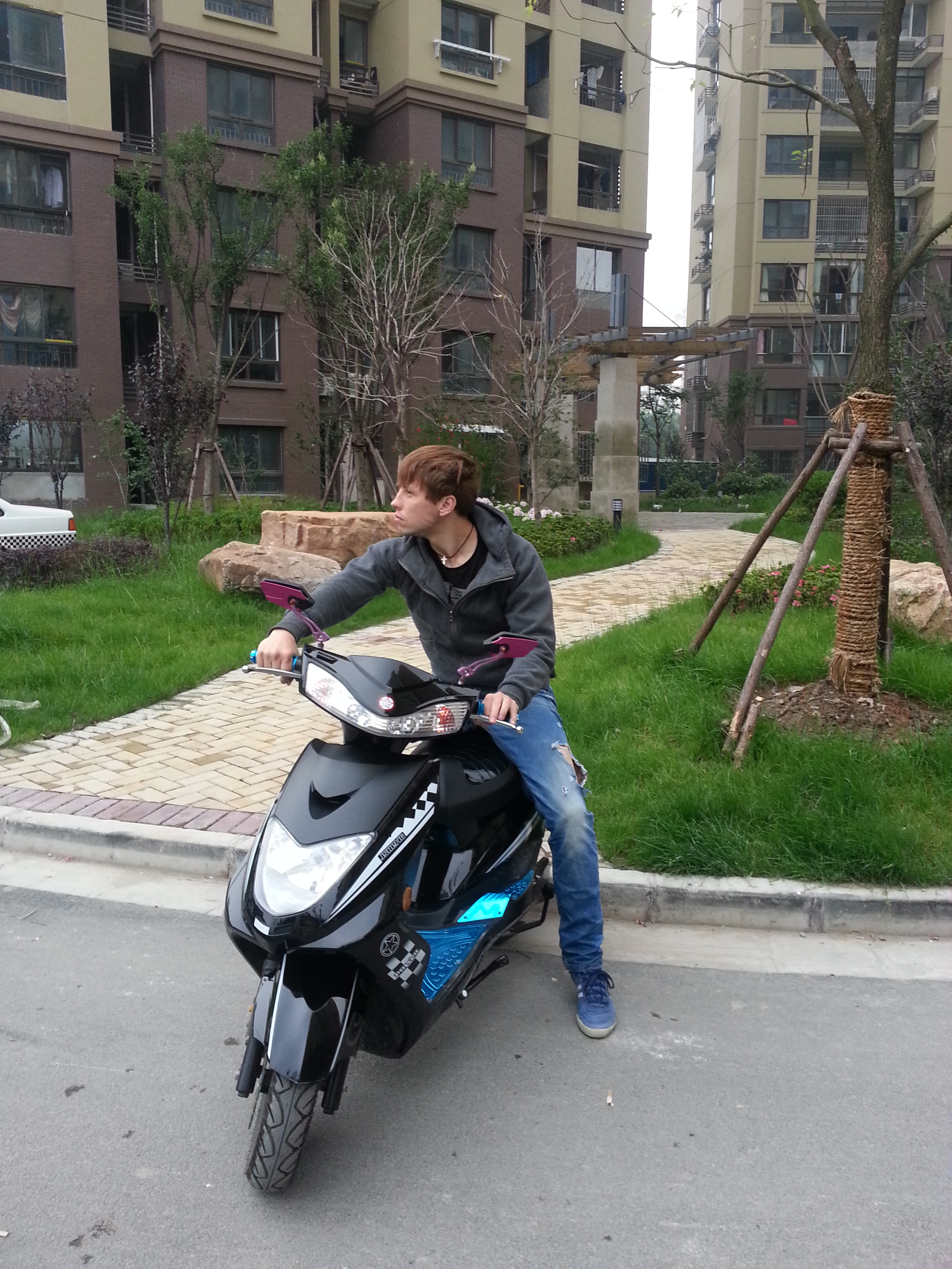 First brand-new electric scooter in Shanghai :) (after about 3 stolen in Changsha and 4 in Shanghai—3 stolen, 1 confiscated by police due to strict backseat rules).